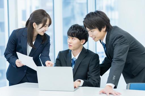 打ち合わせする若いビジネスマン ミーティング,会議,ビジネスマンの写真素材