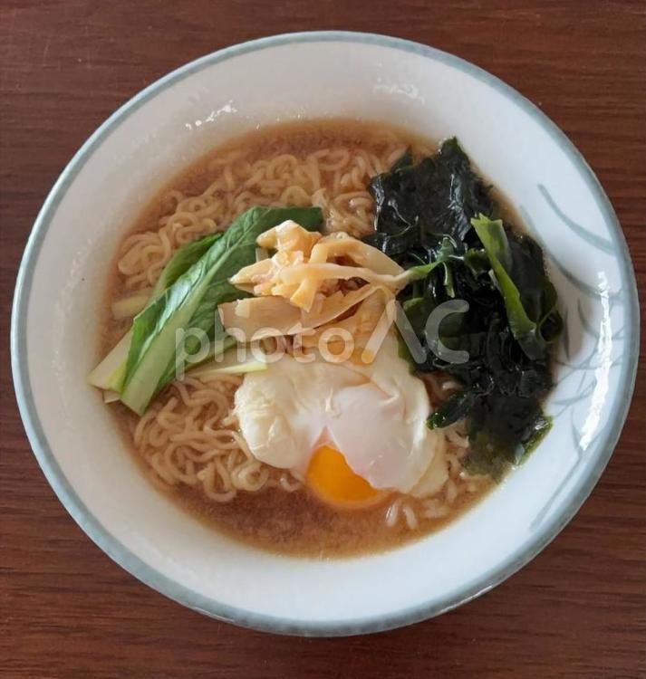 インスタントしょうゆラーメンなどの昼食 昼食,ラーメン,インスタントラーメンの写真素材