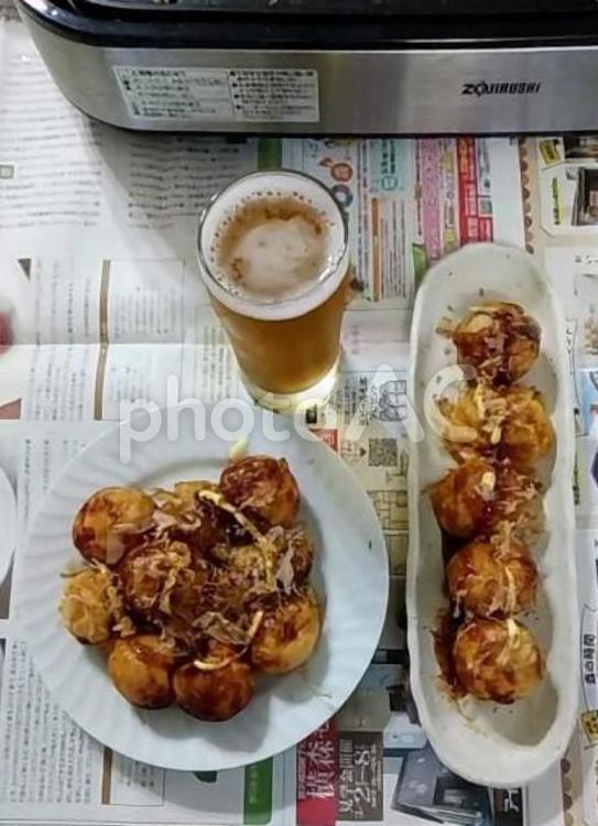 手作りたこ焼きと生ビール淡麗 手作りたこ焼き,生ビール,ビールの写真素材