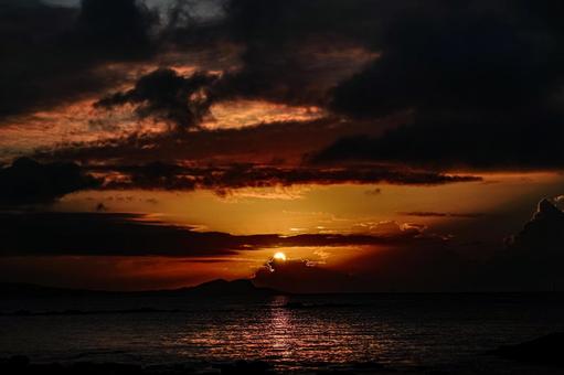 <五島の風景>夏の夜明けの海から昇る朝日 <五島の風景>夏の夜明けの海から昇る朝日の写真