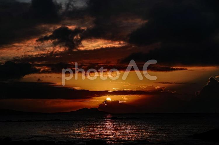 ＜五島の風景＞夏の夜明けの海から昇る朝日 風景,海,海岸の写真素材