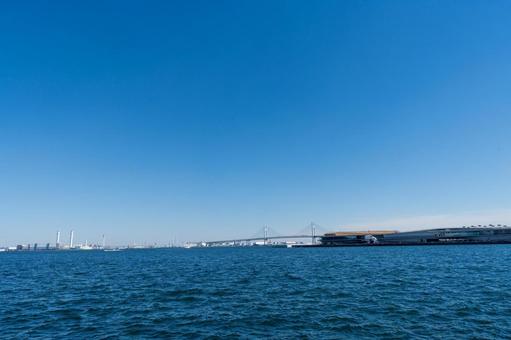 雲ひとつない空とベイブリッジ 雲ひとつない空とベイブリッジ 横浜,大さん橋,みなとみらいの写真素材