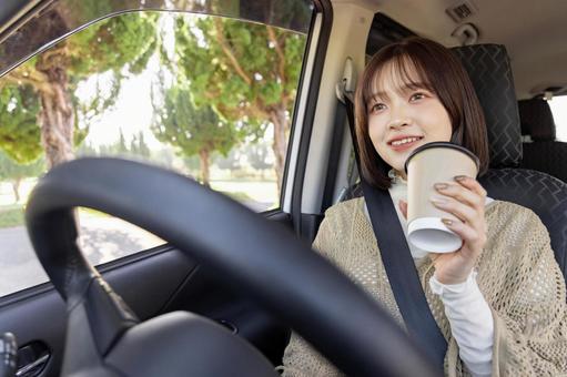 運転の休憩でコーヒーを飲む女性 運転の休憩でコーヒーを飲む女性 自動車,車,クルマの写真素材
