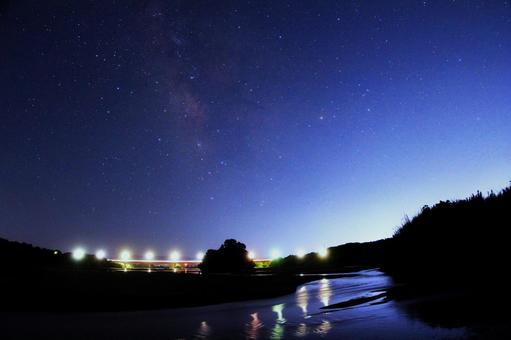 夜の斐伊川と星空・天の川 夜の斐伊川と星空・天の川 斐伊川,星空,夜景の写真素材