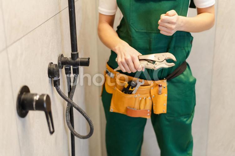 シャワーの横で工具を持つ人の手元 工具,持つ,シャワーの写真素材