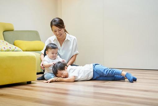 ソファのある部屋で遊ぶ親子 ソファのある部屋で遊ぶ親子 子供,遊ぶ,愛情の写真素材