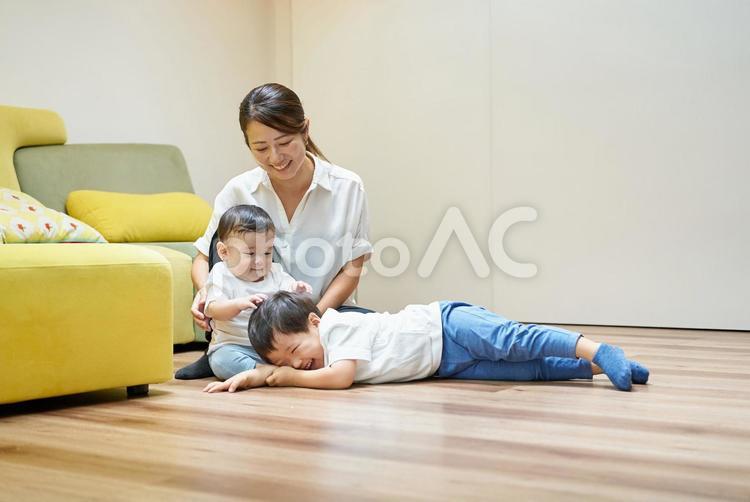 ソファのある部屋で遊ぶ親子 子供,遊ぶ,愛情の写真素材