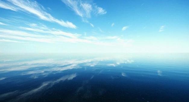海に反射した青空 海に反射した青空の写真
