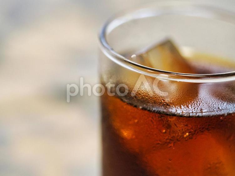 冷たい飲み物を入れて結露したグラス 飲み物,結露,グラスの写真素材