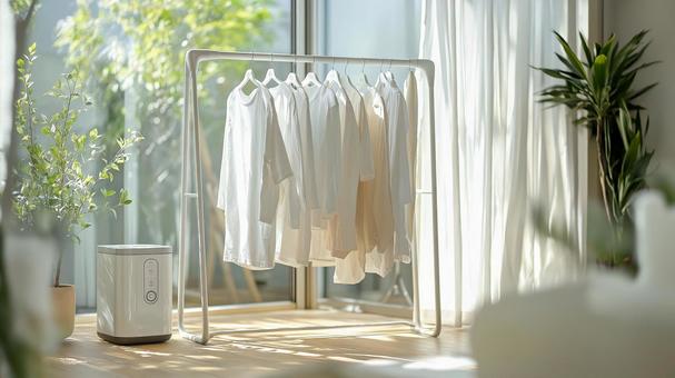 窓辺で室内干しの写真