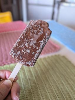 霜だらけのチョコアイスバー 霜だらけのチョコアイスバー アイス,チョコアイス,霜だらけの写真素材