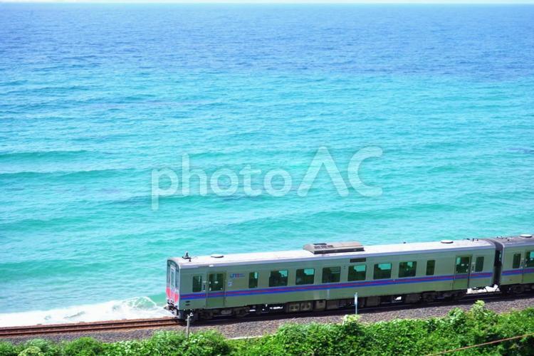 山陰本線の電車と美しい日本海 山陰本線,普通電車,2両の写真素材