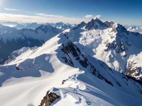 雪が積もっている山 雪が積もっている山の写真
