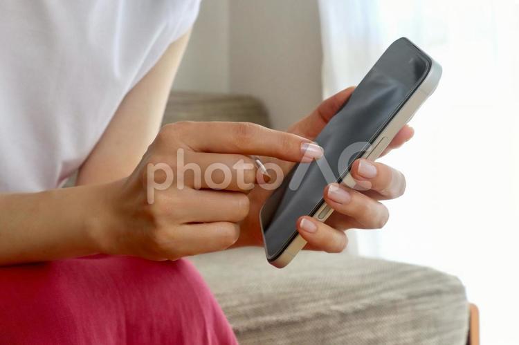 スマホを持つ女性 スマホ,女性,スマートフォンの写真素材