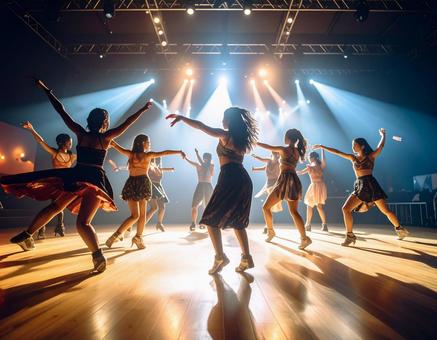 ステージでダンスを踊るグループ ステージでダンスを踊るグループの写真