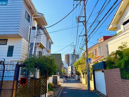 世田谷の閑静な住宅街とブルースカイ 青空,空,ブルースカイの写真素材