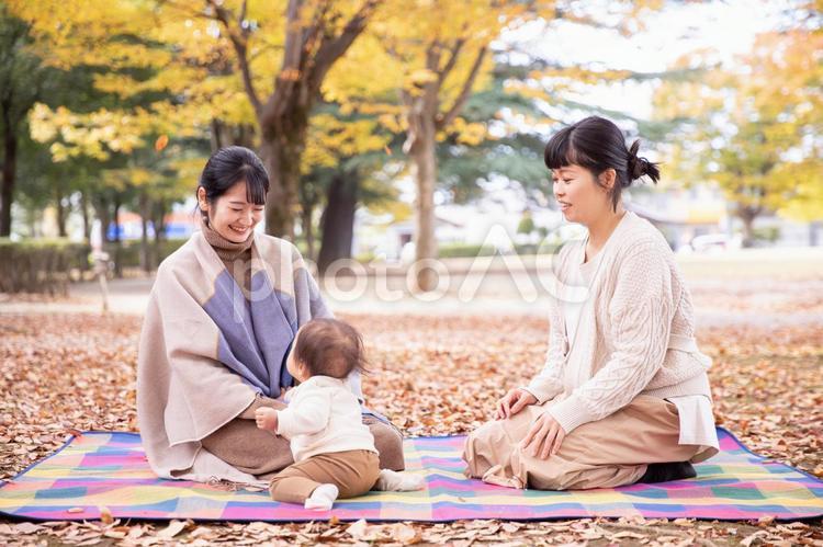 公園でママ友と話す女性（冗談・楽しい） ママ友,話す,主婦の写真素材
