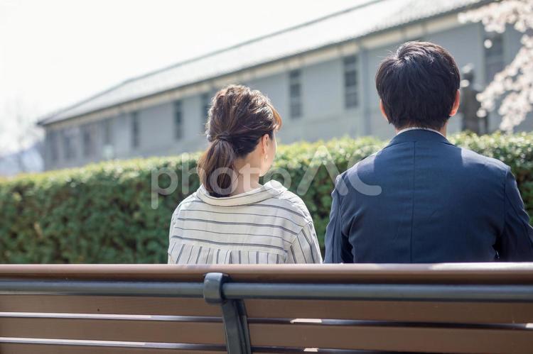 カジュアルビジネスの会社員 恋人,公園,カップルの写真素材