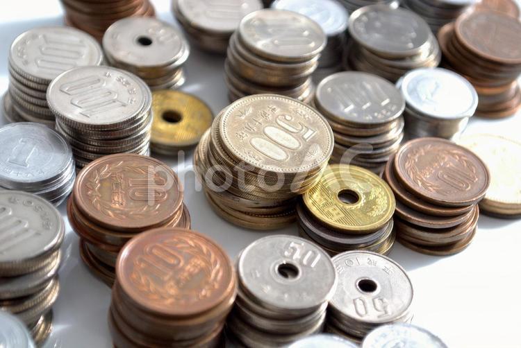 白背景に積み重ねた沢山の硬貨 硬貨,ビジネス,お金の写真素材