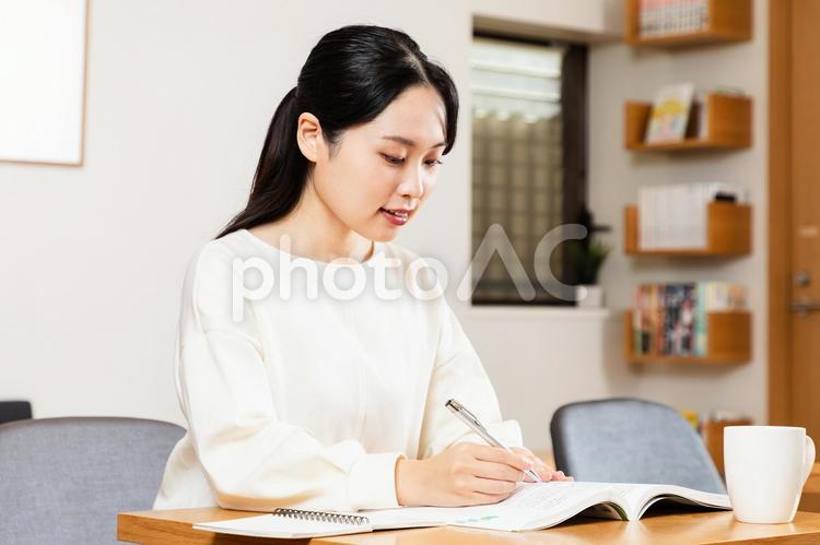 試験勉強をするアジア人女性09 勉強,女性,人物の写真素材
