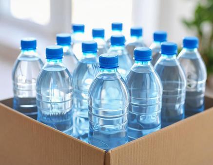 段ボール箱に備蓄された水 段ボール箱に備蓄された水の写真
