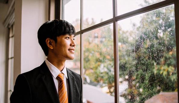 笑顔の日本人サラリーマンの写真