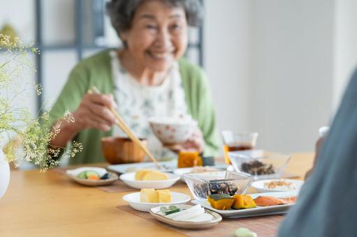朝食を食べるシニアの夫婦 朝食を食べるシニアの夫婦 食卓,食事,食べ物の写真素材