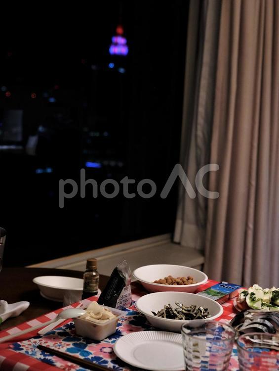 ホテルに持参した夕食と窓からの夜景 夕食,持参,自前の写真素材