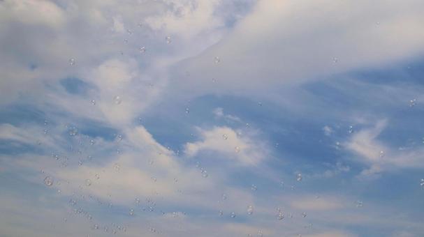夏空とシャボン玉 夏空とシャボン玉 シャボン玉,夏,しゃぼん玉の写真素材