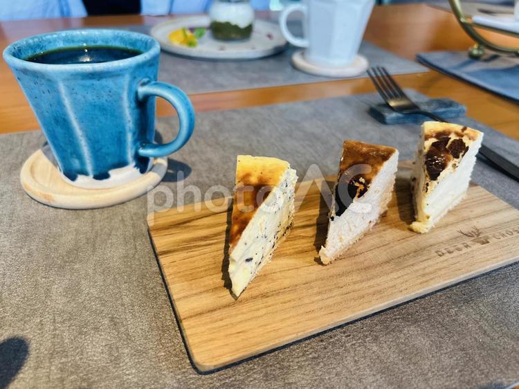 バスクチーズケーキ　食べ比べ バスクチーズケーキ,コーヒー,おしゃれなカフェの写真素材