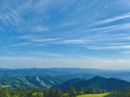 山頂からの青空と山々の景色 山頂からの青空と山々の景色の写真
