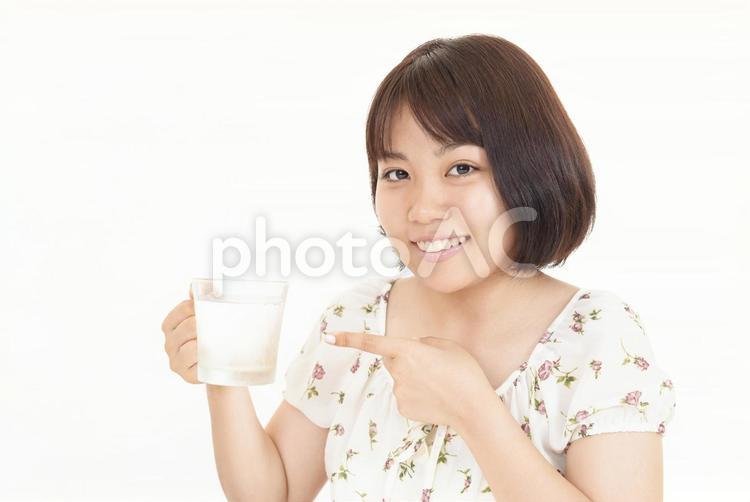 水分補給をする女性 女性,水分補給,飲み物の写真素材