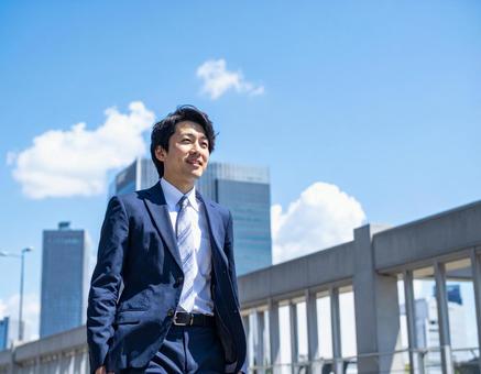 爽やかな印象のビジネスマン男性 爽やかな印象のビジネスマン男性の写真
