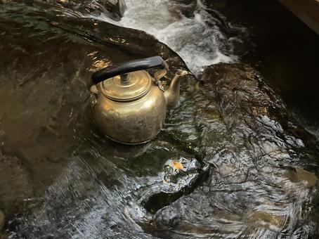 川の水にやかん 川の水にやかん やかん,川,水の写真素材