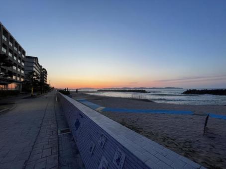 夕陽が海に沈む 夕陽が海に沈むの写真