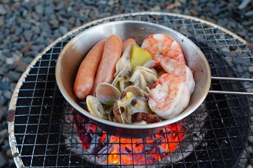 アヒージョ アヒージョ キャンプ,キャンプ飯,アヒージョの写真素材