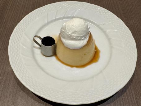 少し硬めの甘すぎず昭和なプリン 少し硬めの甘すぎず昭和なプリン プリン,昭和,カラメンの写真素材