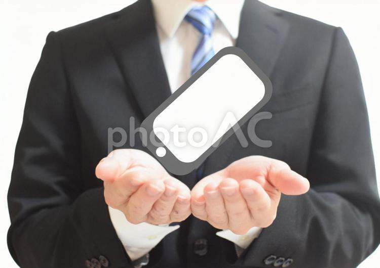 スマホを見せるリクルートスーツの男性 iphone,携帯,スマートフォンの写真素材