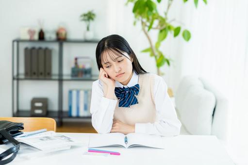 自宅で勉強中に悩む女子高生 自宅で勉強中に悩む女子高生の写真