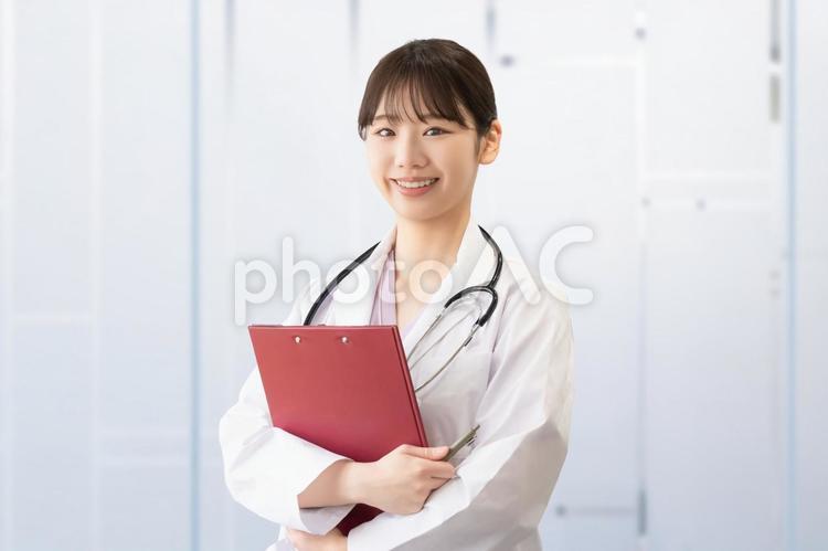 白衣を着た笑顔の女性医療スタッフ 女性,医療,看護師の写真素材