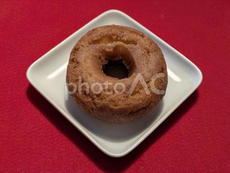 白磁の角皿に載ったプレーンなドーナツ どうなつ,揚げ菓子,スイーツの写真素材