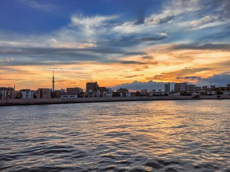 中川越しの夕焼け雲とスカイツリー 中川,夕焼け雲,スカイツリーの写真素材