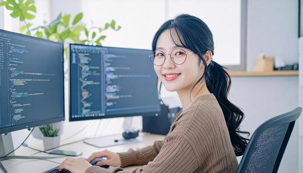 プログラミングをする女性エンジニア プログラミングをする女性エンジニアの写真
