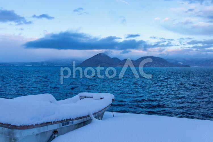雪が積もった洞爺湖畔 北海道,洞爺湖,雪の写真素材