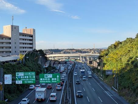 立冬前の雨上がりの土曜日の朝の東名高速 横浜青葉インターチェンジ,東名高速道路,俯瞰構図の写真素材