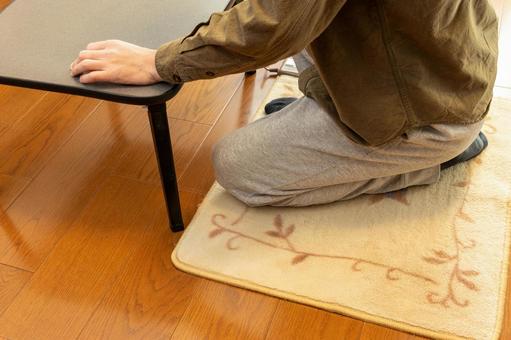 床に敷いたカーペットの上に正座で座る男性 座る,カーペット,人物の写真素材