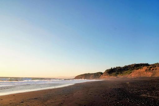 Photo, izu-oshima, black sand beach, izu islands, 