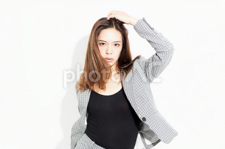白い背景の前に立ってポーズをとるビジネスウーマン 女性,白背景,立つの写真素材