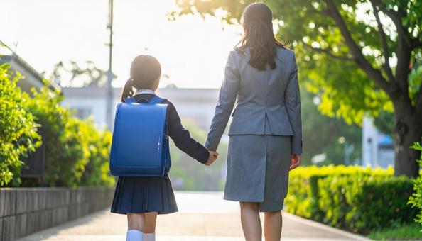手をつないで歩く親子の後ろ姿 手をつないで歩く親子の後ろ姿の写真