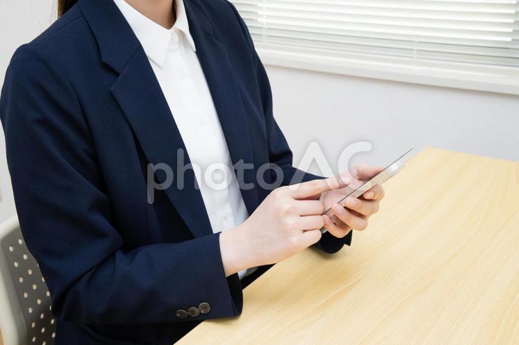 スマートフォンを操作する女性 ビジネス,女性,人物の写真素材
